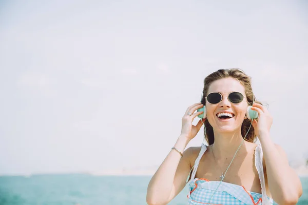 Beautiful Sexy Girl Walking Sandy Beach Summer Listening Music — Stock Photo, Image
