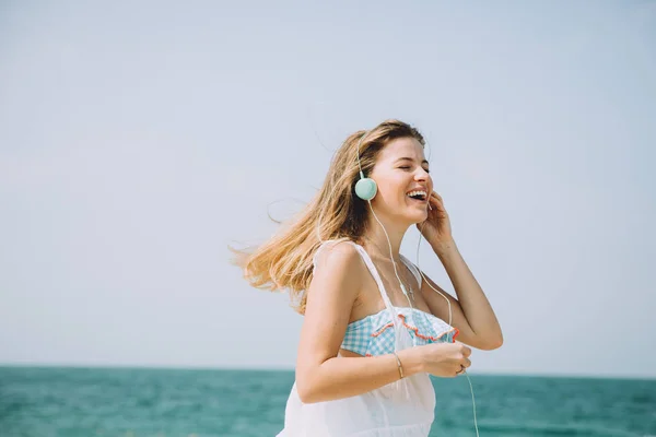 Piękna Sexy Dziewczyna Chodzenie Piaszczystej Plaży Lato Słuchania Muzyki — Zdjęcie stockowe