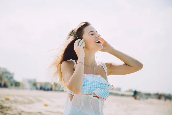 Piękna Sexy Dziewczyna Chodzenie Piaszczystej Plaży Lato Słuchania Muzyki — Zdjęcie stockowe