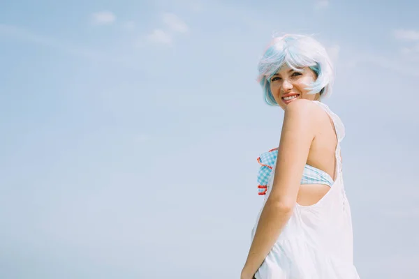 Hermosa Mujer Con Peluca Rosa Azul Contra Cielo Azul Playa — Foto de Stock