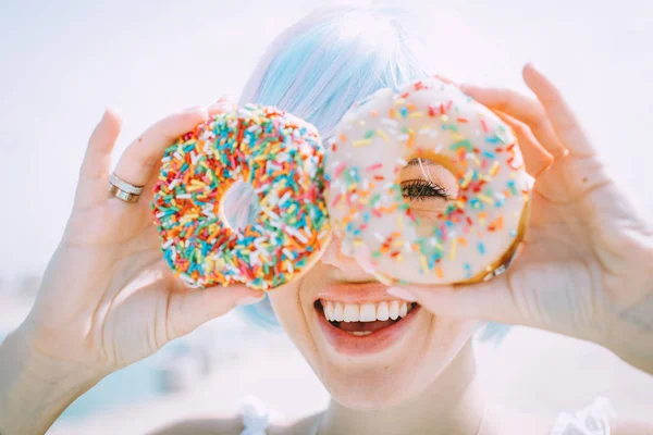 Πορτρέτο Της Νεαρής Γυναίκας Γελώντας Και Καλύπτοντας Μάτια Ντόνατς Στο — Φωτογραφία Αρχείου