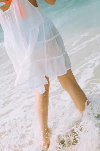 Молодая Женщина Белом Платье Песчаном Пляже — стоковое фото