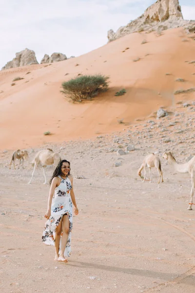 Jovem Mulher Indiana Vestido Longo Branco Andando Deserto — Fotografia de Stock