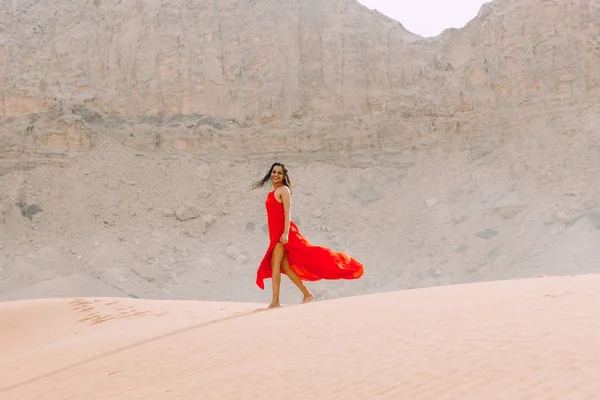 Junge Schöne Indianerin Rotem Kleid Die Der Wüste Mit Bergen — Stockfoto