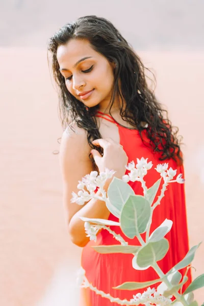 Retrato Una Adorable Mujer India Vestida Rojo Parada Desierto Cerca — Foto de Stock