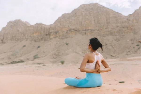Young Woman Doing Yoga Desert Mountains Sunrise — Stock Photo, Image