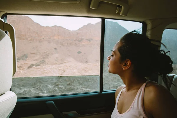 Νέοι Indian Γυναίκα Απολαμβάνει Θέα Από Ένα Αυτοκίνητο Ενώ Ταξιδεύετε Εικόνα Αρχείου