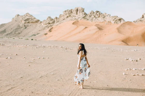 Молода Індійська Жінка Білій Довгі Сукні Прогулянки Пустелі — стокове фото