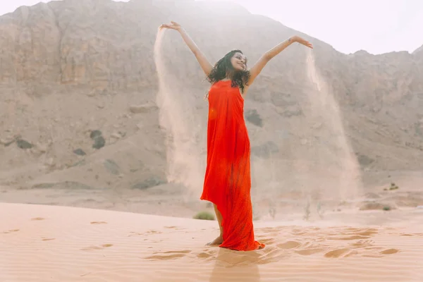 Junge Schöne Indianerin Rotem Kleid Die Der Wüste Mit Bergen — Stockfoto