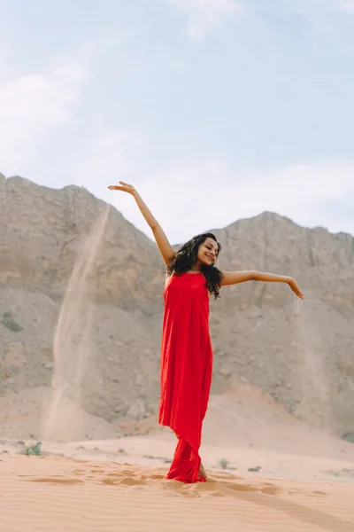 Junge Schöne Indianerin Rotem Kleid Die Der Wüste Mit Bergen — Stockfoto