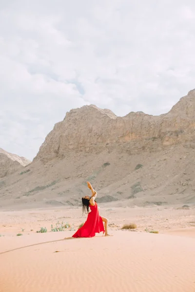 Junge Schöne Frau Roten Kleid Macht Yoga Der Wüste Mit — Stockfoto