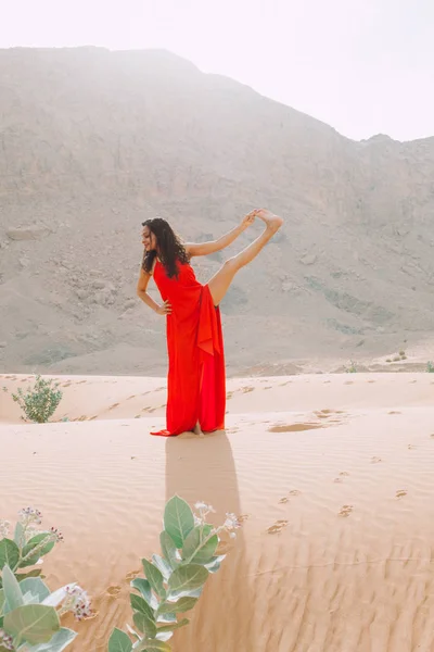 Junge Schöne Frau Roten Kleid Macht Yoga Der Wüste Mit — Stockfoto