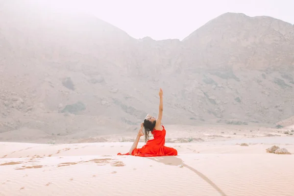 Young Beautiful Woman Red Dress Doing Yoga Desert Mountains Sunrise — Stock Photo, Image