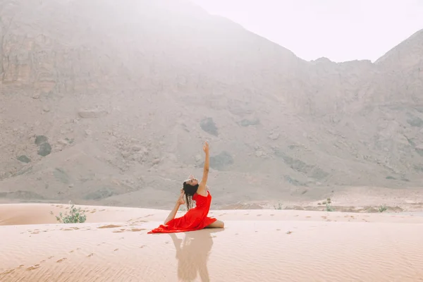Young Beautiful Woman Red Dress Doing Yoga Desert Mountains Sunrise — Stock Photo, Image