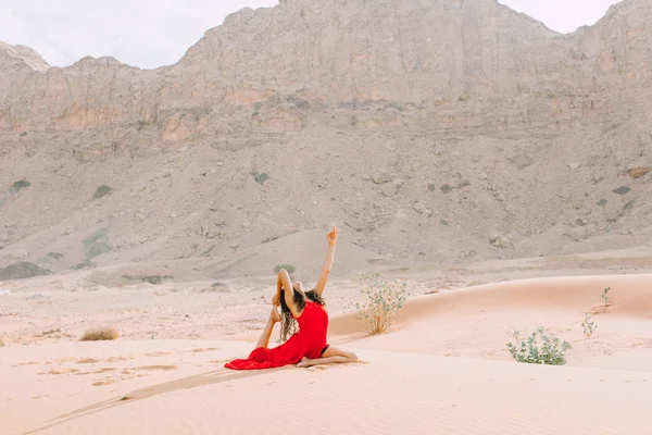 Young Beautiful Woman Red Dress Doing Yoga Desert Mountains Sunrise — Stock Photo, Image