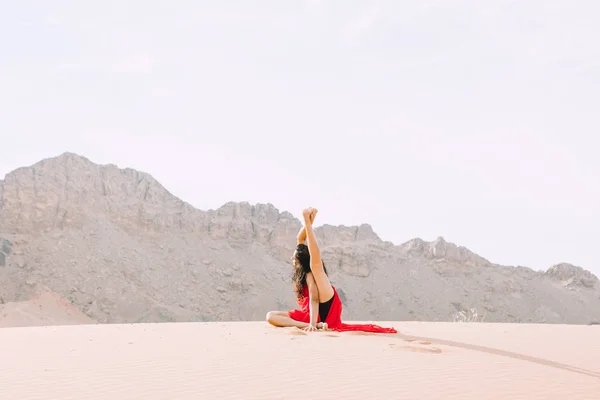 Young Beautiful Woman Red Dress Doing Yoga Desert Mountains Sunrise — Stock Photo, Image