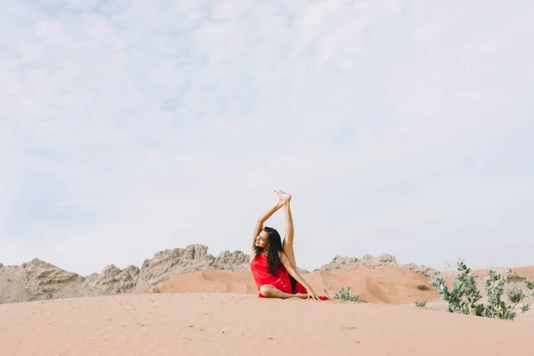 Young Beautiful Woman Red Dress Doing Yoga Desert Mountains Sunrise — Stock Photo, Image