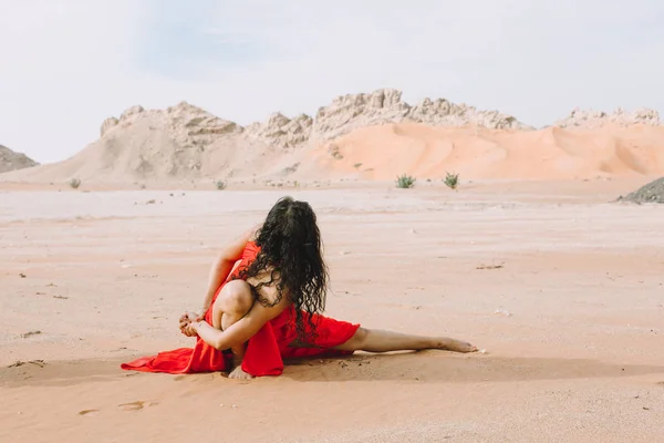 Junge Schöne Frau Roten Kleid Macht Yoga Der Wüste Mit — Stockfoto