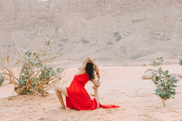 Junge Schöne Frau Roten Kleid Macht Yoga Der Wüste Mit — Stockfoto