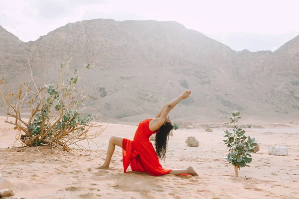 Junge Schöne Frau Roten Kleid Macht Yoga Der Wüste Mit — Stockfoto