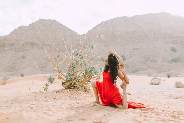 Young Beautiful Woman Red Dress Doing Yoga Desert Mountains Sunrise — Stock Photo, Image