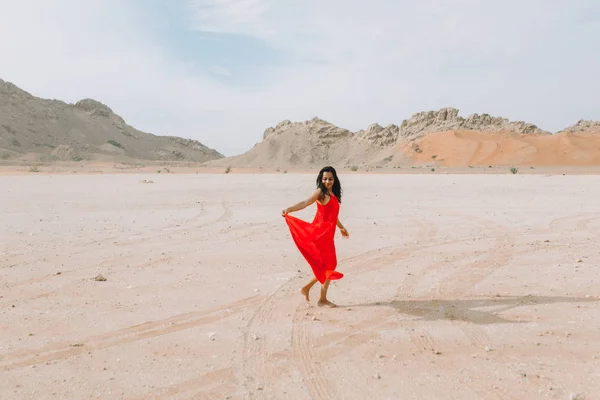 Молодий Красива Індійська Жінка Червоній Сукні Прогулянки Пустелі Гори — стокове фото