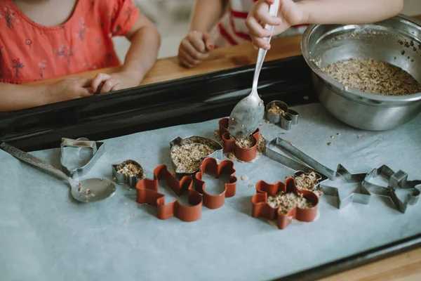 Duas Irmãs Fofas Cozinhando Casa — Fotografia de Stock