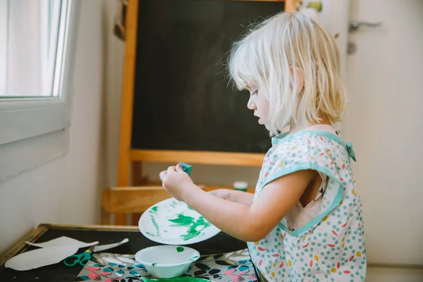 Прелестная Маленькая Девочка Играет Зеленой Краской Дома — стоковое фото