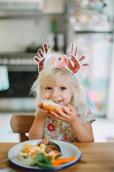 Adorabile Bambina Che Indossa Decorazione Della Testa Forma Mani Mentre — Foto Stock