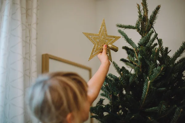 Adorável Menina Perto Árvore Natal Casa — Fotografia de Stock