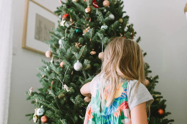 Adorable Niña Cerca Árbol Navidad Casa —  Fotos de Stock