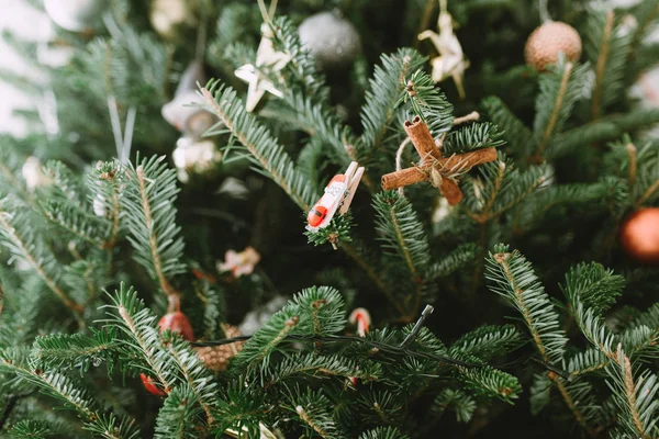 Árvore Natal Decorada Com Belas Bugigangas Casa — Fotografia de Stock