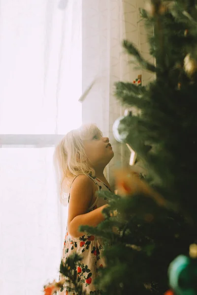 Közelében Otthoni Karácsonyfa Imádnivaló Kicsi Lány — Stock Fotó