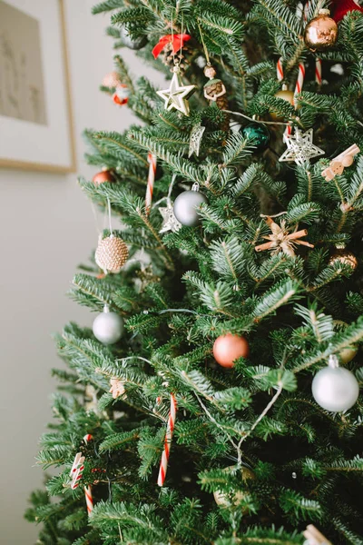 Árvore Natal Decorada Com Belas Bugigangas Casa — Fotografia de Stock