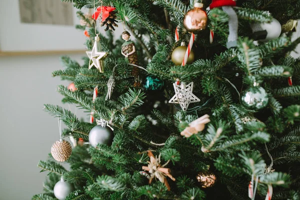 Árvore Natal Decorada Com Belas Bugigangas Casa — Fotografia de Stock