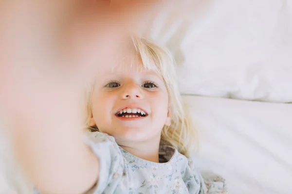 Dinlenme Bir Yatağa Evde Gülümseyen Sevimli Küçük Kız Boş Zaman Stok Resim