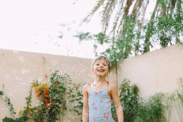 Engraçado Menina Correndo Embora Jardim Aspersor — Fotografia de Stock