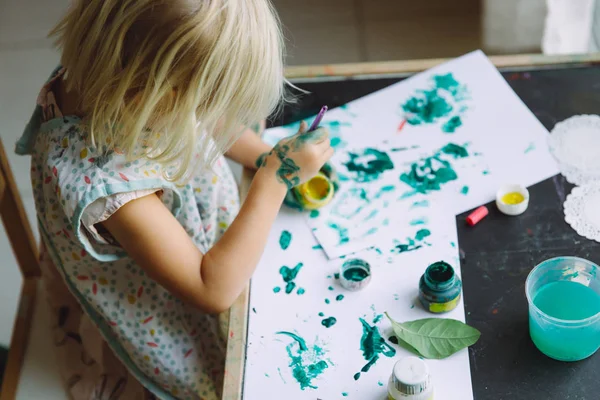 Очаровательная Маленькая Девочка Играет Зеленой Краской Дома Окна — стоковое фото