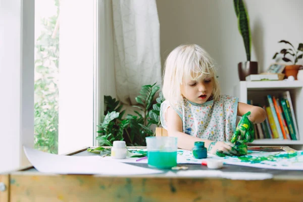 Очаровательная Маленькая Девочка Играет Зеленой Краской Дома Окна — стоковое фото