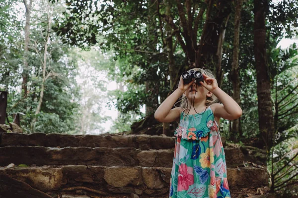 Entzückendes Kleines Mädchen Das Durch Ein Fernglas Schaut — Stockfoto