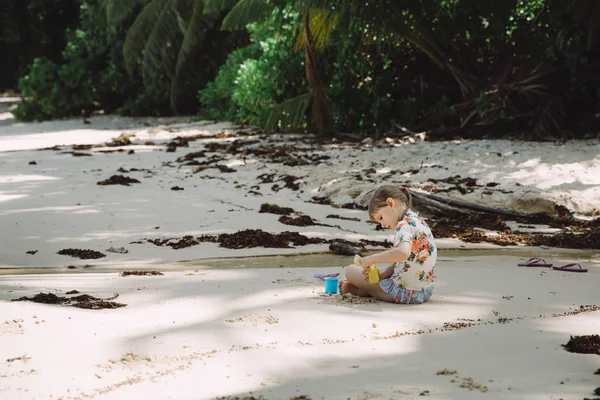 Очаровательная Девочка Тропическом Пляже — стоковое фото