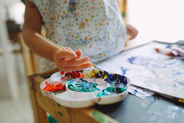 Adorável Menina Brincando Com Tinta Verde Casa Perto Janela — Fotografia de Stock