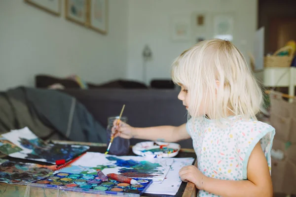 Красивая Маленькая Девочка Рисует Дома — стоковое фото