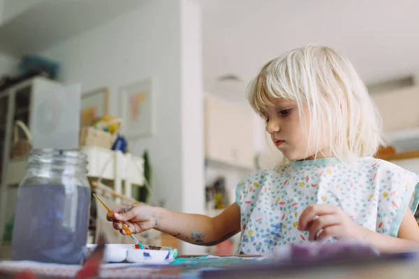 Красивая Маленькая Девочка Рисует Дома — стоковое фото