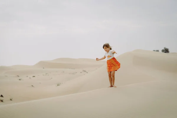 Nettes Kleines Mädchen Auf Sand Der Wüste — Stockfoto