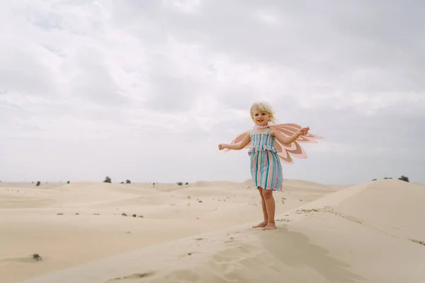 Nettes Kleines Mädchen Auf Sand Der Wüste — Stockfoto