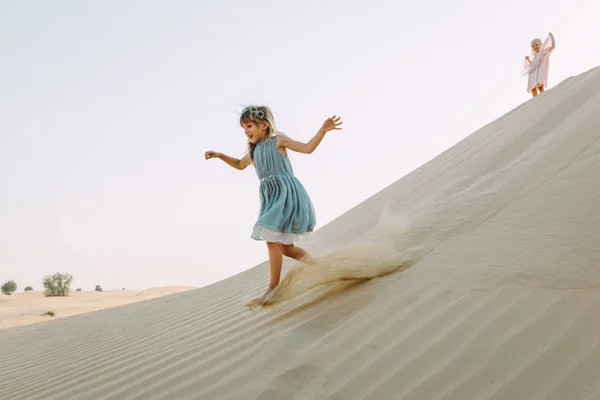 Zwei Kleine Mädchen Auf Sanddünen Der Wüste Dubai — Stockfoto