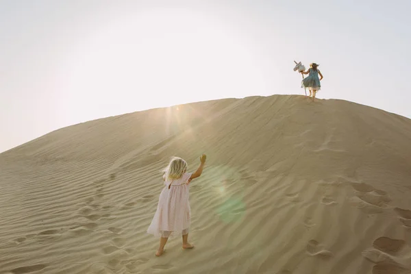 Дві Маленькі Дівчата Які Ходять Піщаних Дюнах Пустелі Дубаї — стокове фото