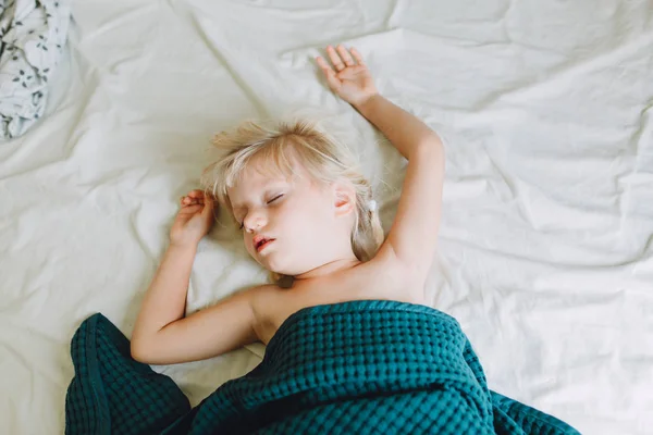 Baby meisje slaapt — Stockfoto