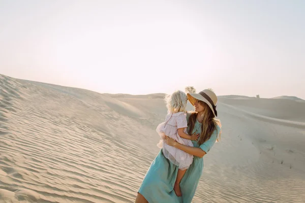 Jovem Mãe Segurando Sua Pequena Filha Cura Andando Deserto — Fotografia de Stock